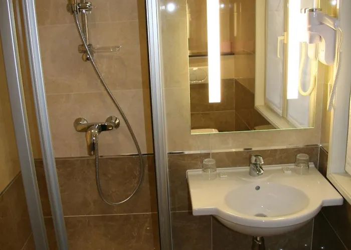Hotel Bellevue Saint-lazare 2*